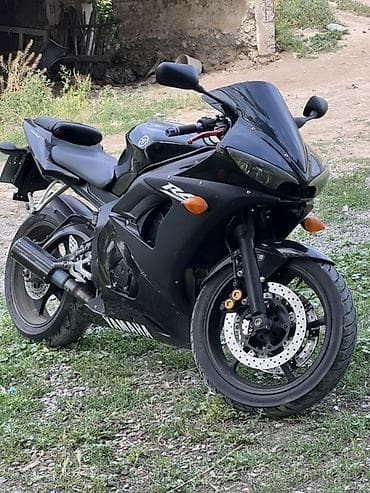 гарнитура мото: Yamaha YZF-R6, спортивный мотоцикл в чёрном цвете. Основные — 2