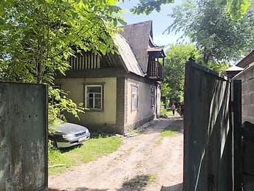 дом с мансардой: Продаётся частный дом с участком в тихом зелёном дворе. 8 соток - — 2