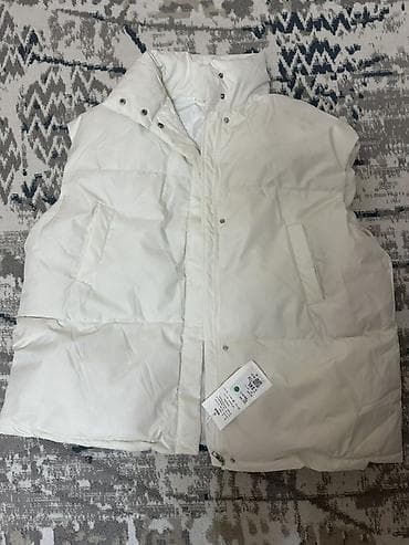 жилетка женский: Утеплённый пуховый жилет без рукавов, цвет молочный/белый. - Прямой — 1