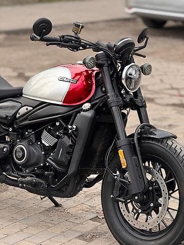 мото ролик: Мотоцикл-круизер/боббер, стиль нео‑ретро. Двухцветный бак — 2