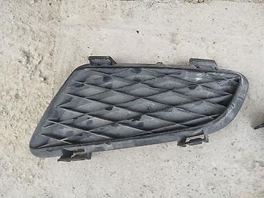 диффузор на бампер: Решетка радиатора Mazda 2003 г., Б/у, Оригинал — 2