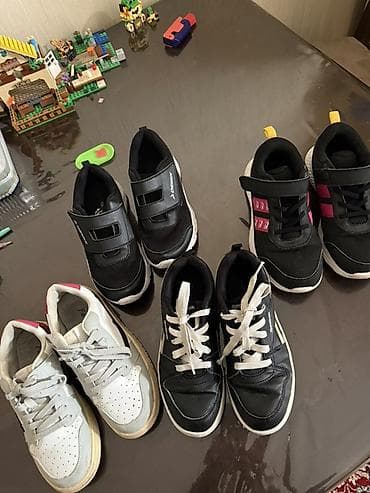 nike: 1) Черные Demix с двумя липучками —размер 35(22,5см)100 сом 2) Черные — 1