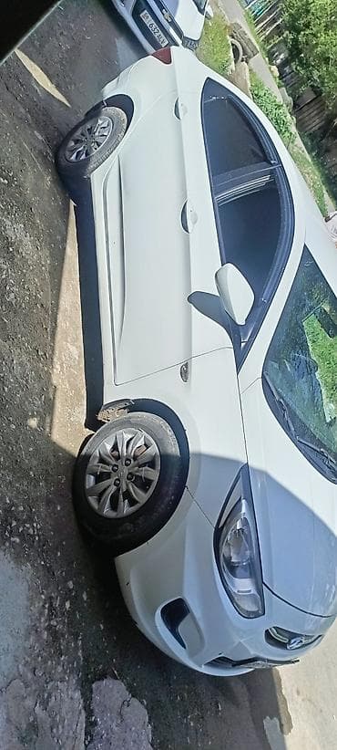 Продажа авто: Hyundai Solaris: 2011 г., Седан — 4