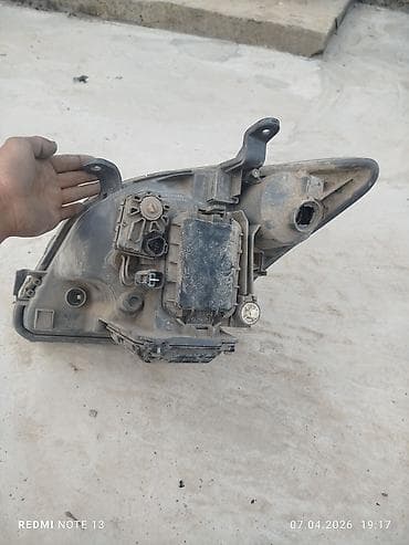 led h7: Передняя правая фара Toyota 2003 г., Оригинал — 2