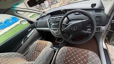 supra машина: Компактный 5‑дверный хэтчбек золотистого цвета. Основные — 8