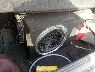 Автомобильные камеры: Автомобильный сабвуфер в корпусе с усилителем - Сабвуфер Polk Audio — 1