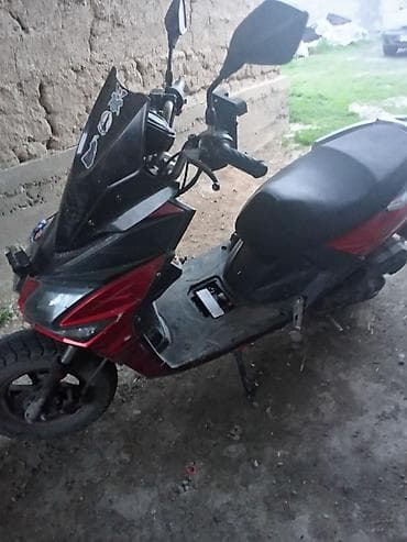 Скутер JIlang (бензиновый) - Кузов: спортивный дизайн, красно‑черная