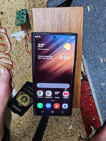 Samsung Galaxy S22 Ultra (SM‑S908N) - Экран: 6.8", AMOLED, изогнутые