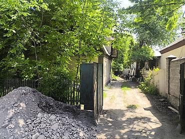 дом с мансардой: Продаётся частный дом с участком в тихом зелёном дворе. 8 соток - — 1