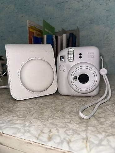 чехол 12 mini: Моментальная камера Fujifilm Instax Mini 12 (белая) с чехлом — 1