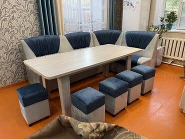 Кухонный уголок размер 2.50 на 1.60 стол 2 на 90см 5штук пуфик, ширина