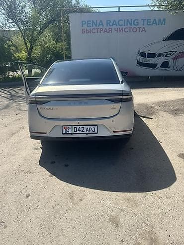 c4 a6: Электромобиль AION S Plus - Кузов: седан, серебристый цвет - Задние — 1