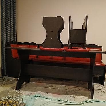 small table: Кухонный уголок с обеденным столом и двумя табуретами. - — 2