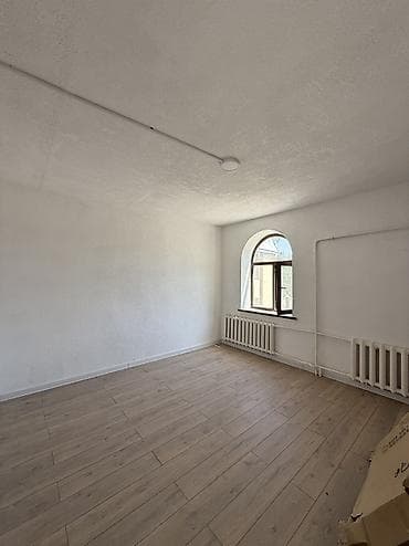 киргизия 1 дома: 🏡 Продается дом 📐 Участок - 8,3 соток 🌳 На участке 3 постройки: - — 5
