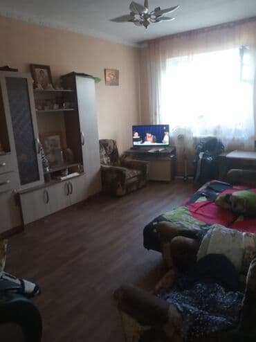 срочно продаётся 1 комнатная квартира в районе ошского рынка по улице молодая гвардия: 2 комнаты, 49 м², Индивидуалка, 4 этаж, Косметический ремонт — 7