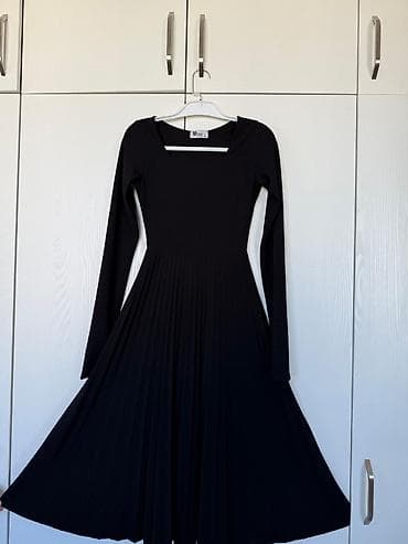 длина миди: Платье миди черное с длинным рукавом и плиссированной юбкой. - — 2