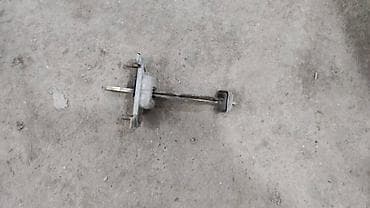 Автозапчасти: Mazda 121 ограничитель двери, Мазда 121 ограничитель двери Задняя — 2