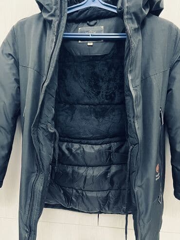 детское зимнее пальто: Куртка зимняя
В отличном состоянии 
Очень теплая
Размер 140(на 8-9лет) — 2