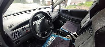 Компактный хэтчбек/седан B‑класса, салон серо‑чёрный, 5 мест