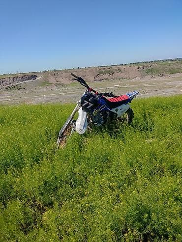 Эндуро мотоцикл 250см³ (визуально по классу) в кроссовом обвесе