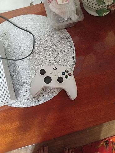 Игровая консоль Microsoft Xbox One S (белая) с беспроводным геймпадом