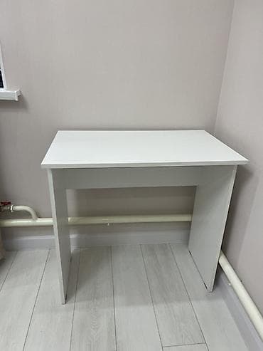 Компактный прямоугольный стол белого цвета. Характеристики: - Размер