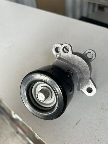 Ролик натяжной ремня привода (узел с кронштейном) Описание: -