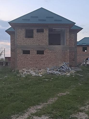 Продаётся двухэтажный кирпичный дом (коробка с кровлей)