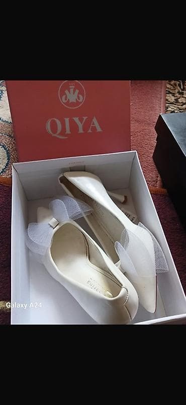 n work: Туфли QIYA, модель белого цвета на невысоком каблуке. Заострённый — 1