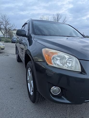 Кроссовер компакт-класса с 5 дверями. Цвет — темно‑серый металлик