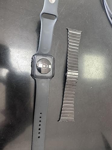 Apple Watch SE2, корпус темного цвета. В комплекте: - умные часы