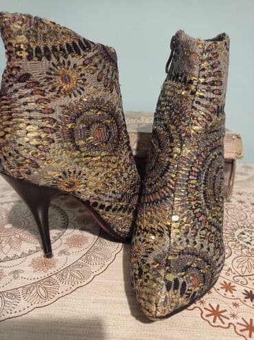 искры для обуви: Ботинки, 35, Fashion & Bella, Б/у, цвет - Золотой, Самовывоз — 2
