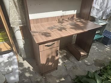 Компьютерный стол, С полками