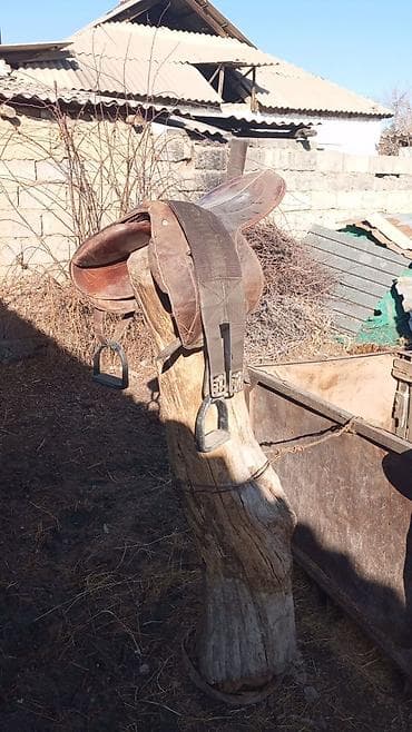 Седло для лошади с полным комплектом основных элементов. - Материал