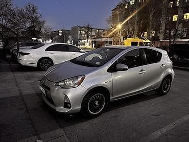 Toyota Prius C: 2012 г., 1.5 л, Вариатор, Гибрид, Хэтчбэк