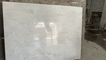 Моамор светлого оттенка с полированной поверхностью, отражающей свет