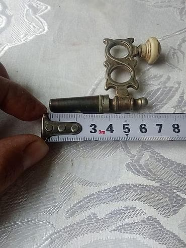 Настоящий предмет – металлический ключ-колокольчик (регулировочный