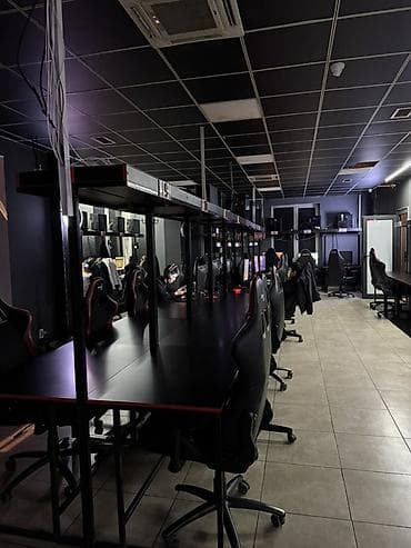 Игровой компьютерный клуб - Просторный зал с рядами игровых мест