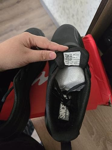 ботинка мужские: Мужские кроссовки черные НОВЫЕ. ошиблись с размером - Размер: EU 43 — 2