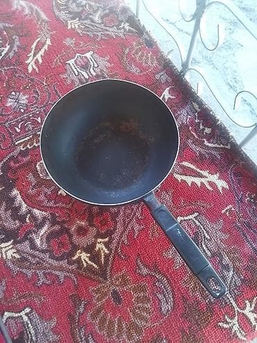 Две сковородки . Диаметр примерно 24 см. Цена: 400 сом за штуку. Одна at lalafo.kg Две сковородки . Диаметр примерно 24 см. Цена: 400 сом за штуку. Одна