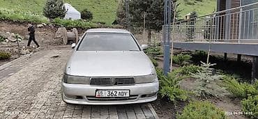1995: Седан серебристого цвета с правым рулём. 4 двери, 5 мест — 4