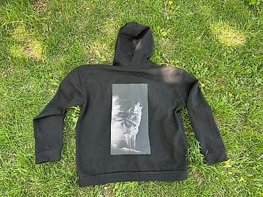 толстовки с мехом: Черное худи с капюшоном и крупным графическим принтом волка на груди — 2