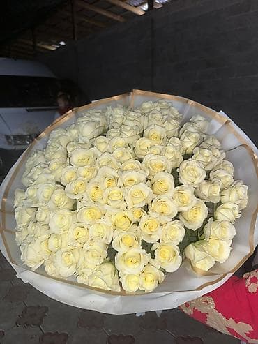 Майрамдык товарлар: Элегантный букет из свежих роз, представленный в различных цветовых — 6