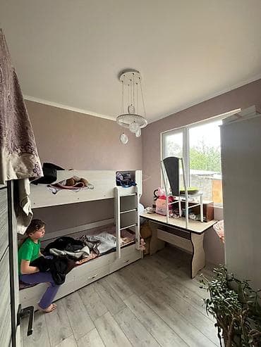сарай сатылат с кызыл туу московкий р н: Продаётся уютный дом с мансардой. Характеристики: - Материал — 3