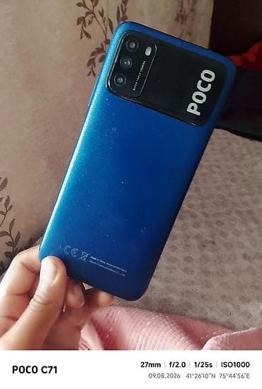 POCO C71 — смартфон с ярким синим корпусом и крупным логотипом POCO