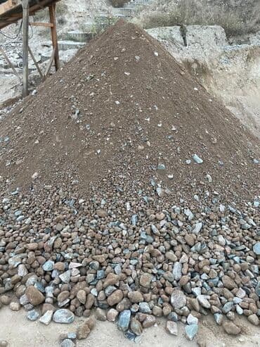 продаю чернозем: Крупная куча щебня, состоящая из смеси земли и камней различного — 1
