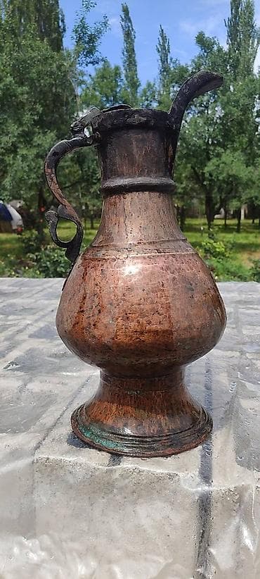 медный кружка: Медный кувшин (джуг/ибрик) с крышкой и изогнутым носиком. - Материал — 1
