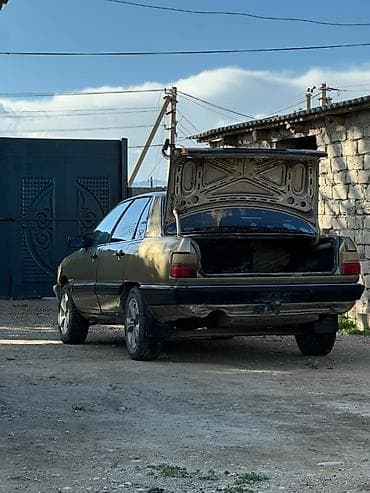 ауди а4 правый: Audi 100: 1984 г., 2 л, Механика, Лифтбек — 3