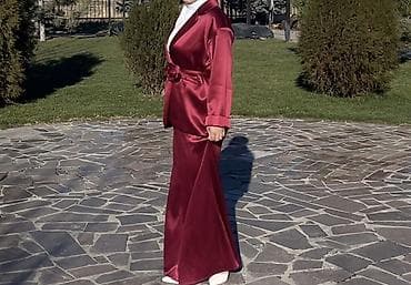 Женский комплект из атласа цвета бордо. Состав комплекта: - Жакет на