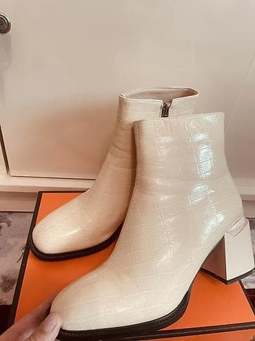 Женские ботильоны цвета айвори с тиснением под кроко. - Материал